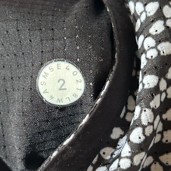 Lululemon Size 2 Bomb Around Reversible Bomber Jacket Black White Lightweight - Picture 9 of 9